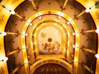 Sul soffitto invece colpiscono i celestiali colori del dipinto raffigurante Apollo e le Muse riportati al loro splendore nel 1972 da Giovanni Stramaglia durante i restauri